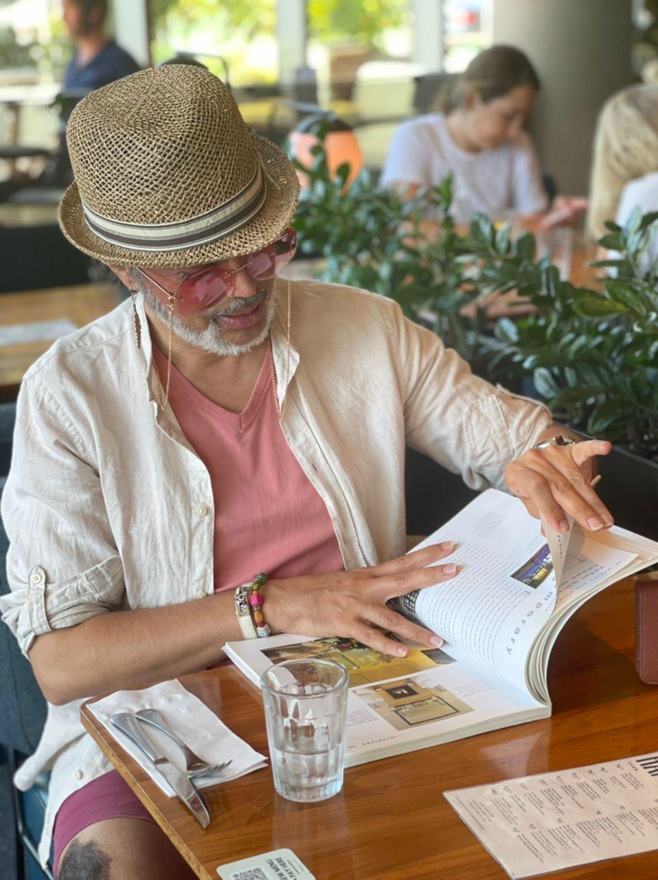 Café culture — the art of reading