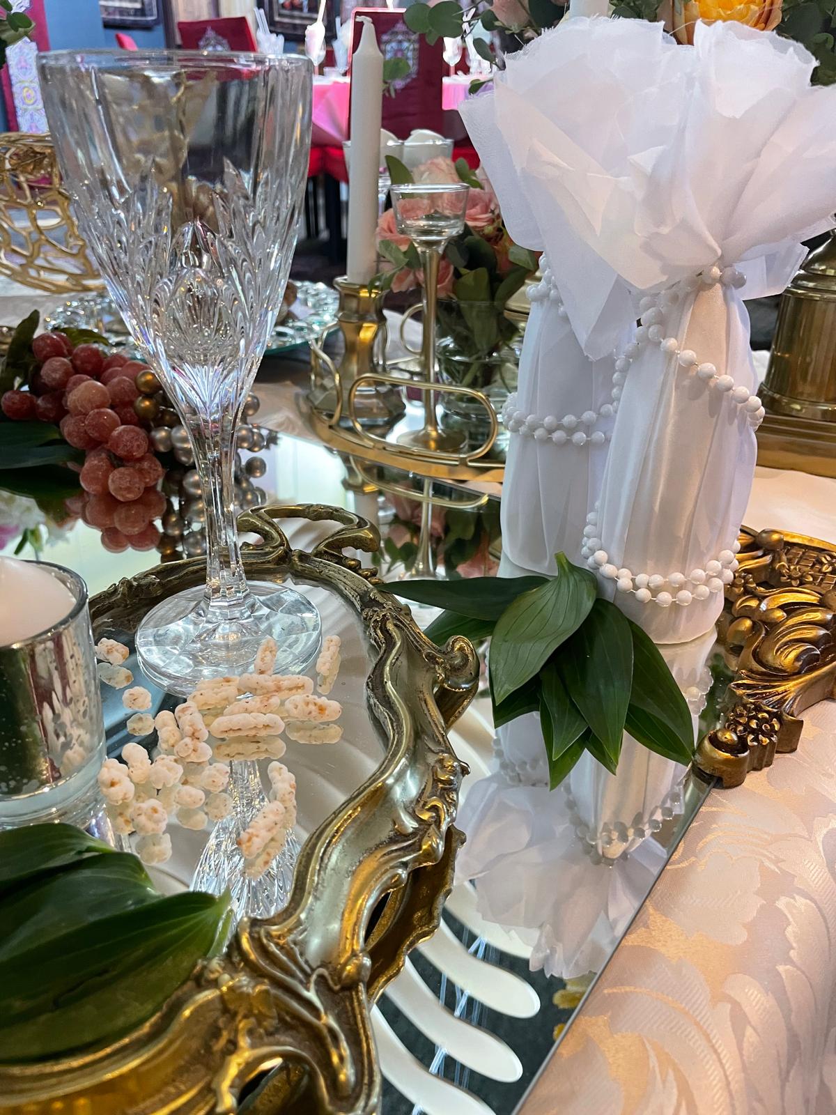Table detail — gilded mirror & crystal